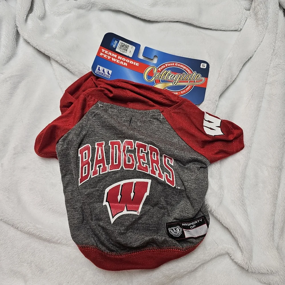 Wisconsin Badgers Small NWT Dog Shirt